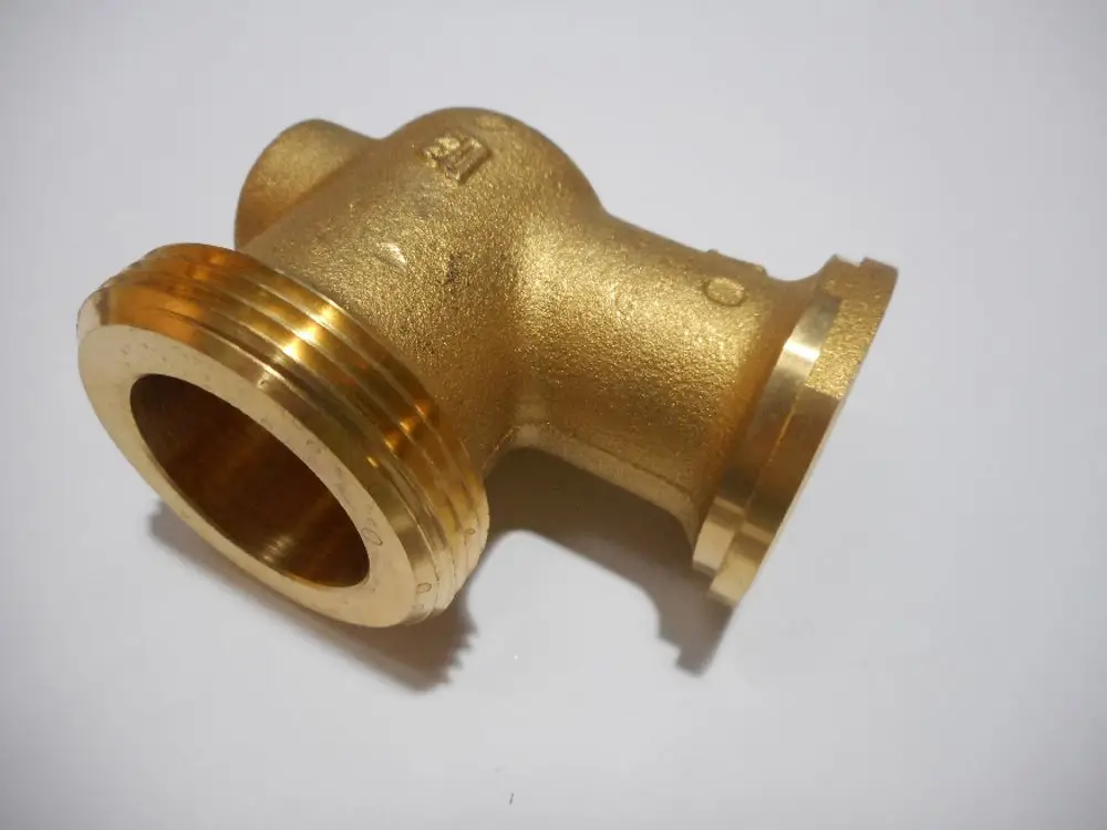 Winkelstück aus Messing in Goldfarbe, möglicherweise von Remeha, mit zwei Gewindeanschlüssen und einer gebogenen Form für Rohrleitungen.